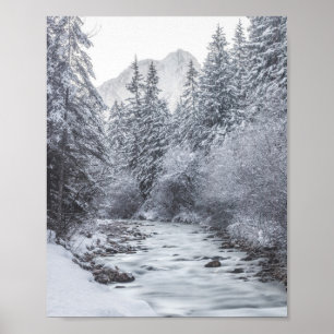 Póster Río que fluye a través del bosque invernal Mojstra