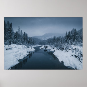 PÓSTER RÍO RODEADO DE CAMPO CUBIERTO DE NIEVE CON PINO T