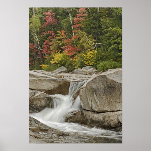 Póster Río Swift en cascada a través de rocas, blanco (Frente)