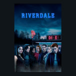 Póster Riverdale fuera del Poster Diner del Pop<br><div class="desc">Riverdale | Archie y la banda afuera de Pop's Diner por la noche.</div>