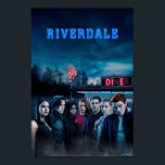 Póster Riverdale fuera del Poster Diner del Pop<br><div class="desc">Riverdale | Archie y la banda afuera de Pop's Diner por la noche.</div>