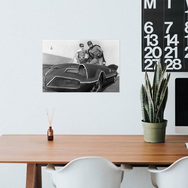 Póster Robin y Batman Standing en Batmobile (Poster on wall)