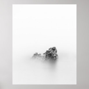 Póster Roca aislada en la niebla del mar