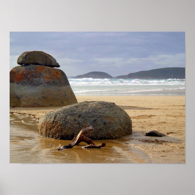 Póster Rocas balanceadas y mariscos en playa australiana (Frente)