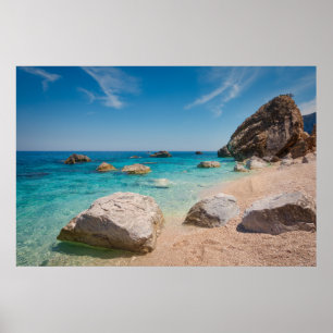 Póster Rocas en la playa de Cala Mariolu en Cerdeña, Ital