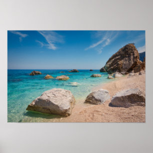 Póster Rocas en la playa de Cala Mariolu en Cerdeña, Ital