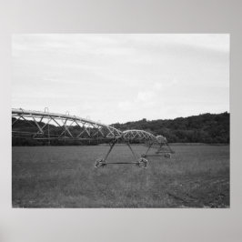 Póster Rociador de riego de granjas blancas y negras 16x2