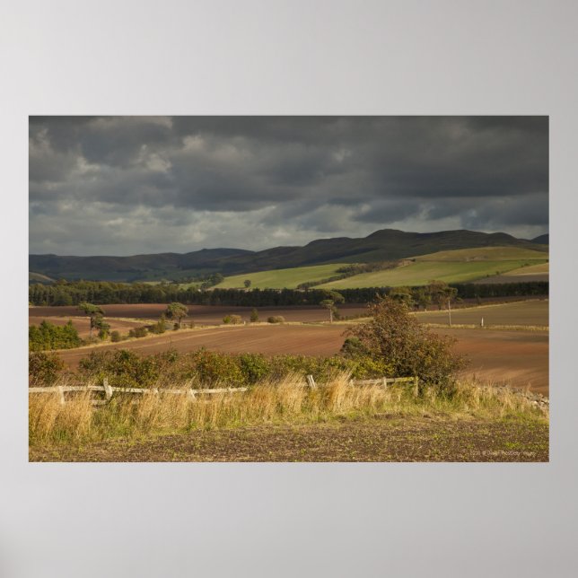Póster Rolling Hills And Mountains Under A Cloudy Sky (Frente)