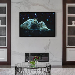 Póster Romántica pareja de tigres blancos en el agua por