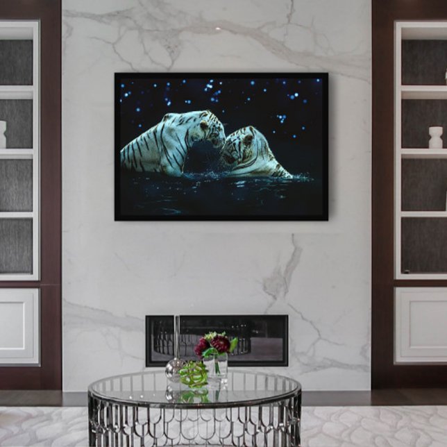 Póster Romántica pareja de tigres blancos en el agua por  (Subido por el creador)