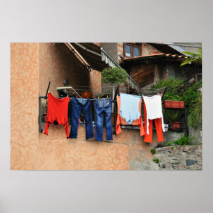 Póster Ropa lavada secándose en la calle en el pueblo