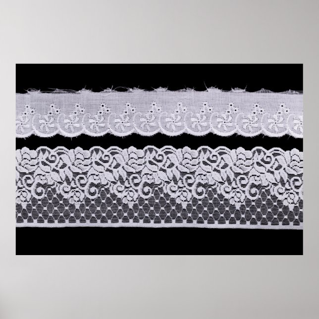 Póster Ropa Ornamental blanca aislada sobre fondo negro (Frente)
