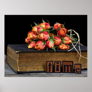 Póster rosa en libro viejo