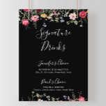 Póster Rótulo de  de la firma de flores silvestres multic<br><div class="desc">Este cartel de tragos de flores silvestres multicolores del jardín es perfecto para un boda rústico. El diseño se compone de una variedad multicolor de flores rosadas, ruidosas, violetas, violetas, violetas, violetas, borgoñas y salvajes en un fondo negro. Personalice el cartel con los nombres de la novia y el novio...</div>