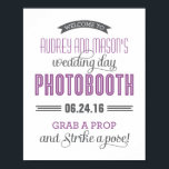 Póster Rótulo de la caja de fotos de la boda púrpura gris<br><div class="desc">8 x 10" tamaño poster de foto de boda personalizado se puede personalizar con nombres de novia y novio y texto de fecha de boda. El Rótulo dice: "Bienvenidos a la cabina de fotos del día de la boda de Bride y Groom, fecha del boda (xx.xx.xx), toma un objeto y...</div>