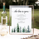 Póster Rótulo de menú de barra de Boda de maderas<br><div class="desc">Invite a los huéspedes a tomar una libación favorita del bar con nuestro encantador menú rústico de bar boda. El poster 11x14 cuenta con un borde inferior de pinos acuarelas en ricos tonos de caza y verde bosque, con "el bar está abierto" en escritura caligráfica fuera de negro y letras...</div>