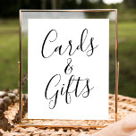 Póster Rótulo de tarjetas de boda y regalos con escritura<br><div class="desc">Añade un toque de sofisticación a tu evento con este elegante cartel de "Tarjetas y Regalos", que incluye un elegante guión en negro sobre un fondo blanco y nítido. Perfecto para bodas, duchas de novias, duchas para bebés y fiestas de cumpleaños, este versátil letrero ayuda a los clientes a saber...</div>
