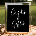 Póster Rótulo de tarjetas y regalos de la boda negra con<br><div class="desc">Este sencillo y elegante cartel de boda incluye la frase "Tarjetas y Regalos" en blanco sobre un llamativo fondo negro, ofreciendo un toque sofisticado a tu evento. Personalice el signo con texto personalizado opcional, como sus nombres, fecha boda o un mensaje de agradecimiento sincero, para que sea verdaderamente único. Perfecto...</div>