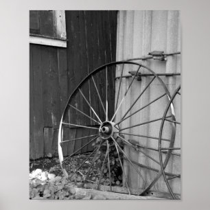 Póster Rueda de Carro y Silo en Blanco y Negro