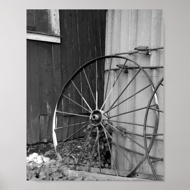 Póster Rueda de Carro y Silo en Blanco y Negro (Frente)