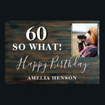 Póster Rustic Funny 60 So What 60th Birthday Party Photo<br><div class="desc">Rústico Inspirador Gracioso 60 Así Que Qué Poster De Fotos Del 60 Aniversario. 60º telón de fondo de la fiesta de cumpleaños con una foto personalizado, inspiradora y graciosa cita 60 así que qué y texto en escritura a la moda con un nombre. El fondo es de madera oscura y...</div>