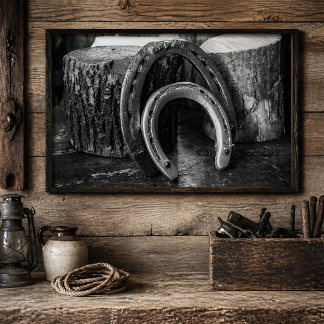 Póster Rustic Horseshoes on Wooden Logs Black and White