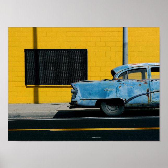 Póster Rusty Blue Car y la pared amarilla (Frente)