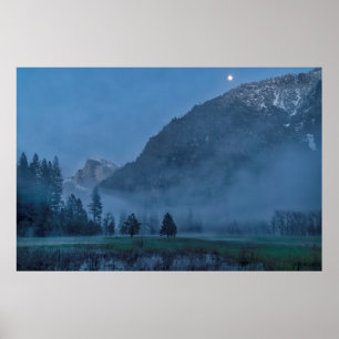 Póster Salida de la luna y niebla sobre el prado de