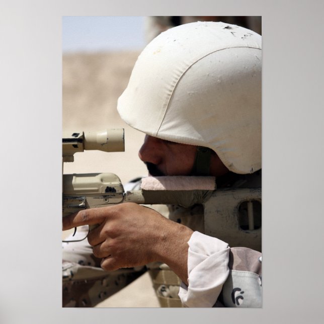 Póster Sargento del ejército iraquí mira a distancia (Frente)