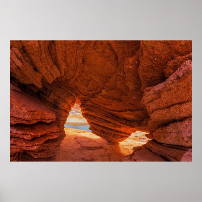 Póster Scenic of eroded sandstone cave (Frente)