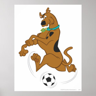 Póster Scooby-Doo que golpea el balón de fútbol con el