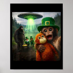 Póster selfie de mono a puñetazos con bigfoot duende ovni