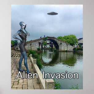 Póster Señora alien en el teléfono celular durante la inv