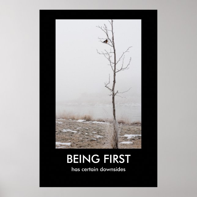 Póster SER EL PRIMER Poster Demotivacional (Frente)