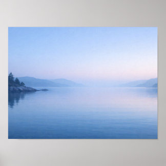 Póster Serene Blue Lake Mist Poster - Calm Mountain Water