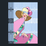 Póster Shelby, Dama de los años 30 en azul y rosa<br><div class="desc">El Shelby está situado frente a un hermoso conjunto de cercas de hierro de estilo Art Déco. Lleva un simple gorra,  tirada por encima de un ojo,  y un colorido vestido y una chaqueta con joyas a juego.</div>