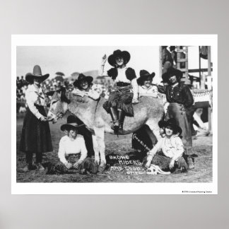 Póster Siete vaqueras de rodeo posando en broma con un bu