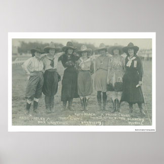 Póster Siete vaqueras de rodeo posando para una fotografí