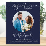 Póster Signature Cocktail Photo Navy Blue Boda Bar<br><div class="desc">Bebidas con firma! Este emblema de la barra de bebidas destaca por su caligrafía sencilla y elegante y por su cóctel "los Newlyweds", personalizado con su bebida de elección. Personalizar este elegante signo de boda con tu foto favorita de compromiso o foto de parejas, nombre y firma de la bebida!...</div>