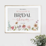 Póster Signo de bienvenida de la ducha de flores silvestr<br><div class="desc">Este diseño presenta un delicado ramo de flores silvestres pintadas a mano y vegetación junto con una encantadora combinación de fuentes modernas y rústicas. Vea toda la colección para ver más elementos coincidentes.</div>