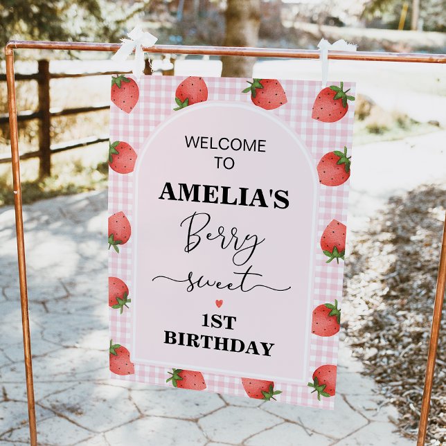 Póster Signo de bienvenida de primer cumpleaños de Pink G (Modern pink and red our berry sweet 1st birthday welcome sign strawberries and pink gingham pattern)