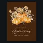 Póster Signo de bienvenida DIGITAL 90th Birthday Pumpkin<br><div class="desc">Las elegantes calabazas acuáticas naranjas están rodeadas de flores de otoño y follaje. El rico fondo oscuro lo enmarca a la perfección,  haciéndolo perfecto para una fiesta de cumpleaños de otoño. Disponible en papel o como descarga digital.</div>