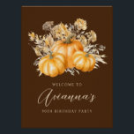 Póster Signo de bienvenida DIGITAL 90th Birthday Pumpkin<br><div class="desc">Las elegantes calabazas acuáticas naranjas están rodeadas de flores de otoño y follaje. El rico fondo oscuro lo enmarca a la perfección,  haciéndolo perfecto para una fiesta de cumpleaños de otoño. Disponible en papel o como descarga digital.</div>