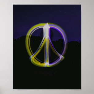 Póster Signo de paz brillante en montañas de cielo noctur