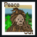 Póster Signo de paz: pie de playa Sasquatch Paz fuera<br><div class="desc">Dibujo a mano de arte pop retro Sasquatch o Bigfoot haciendo un signo de paz. Cita de paz.</div>