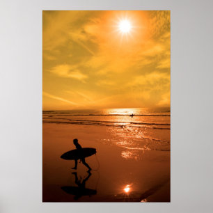 Póster silhouette of surfer walking from the sea