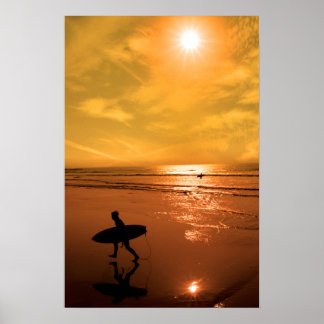 Póster silhouette of surfer walking from the sea
