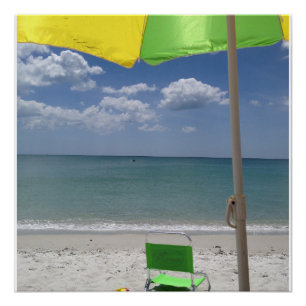 Póster Silla y paraguas de playa en la playa