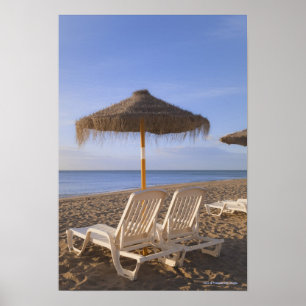 Póster Sillas de playa de la arena con el paraguas