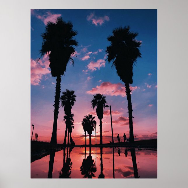 Póster Silueta de árbol bajo un cielo nublado (Frente)